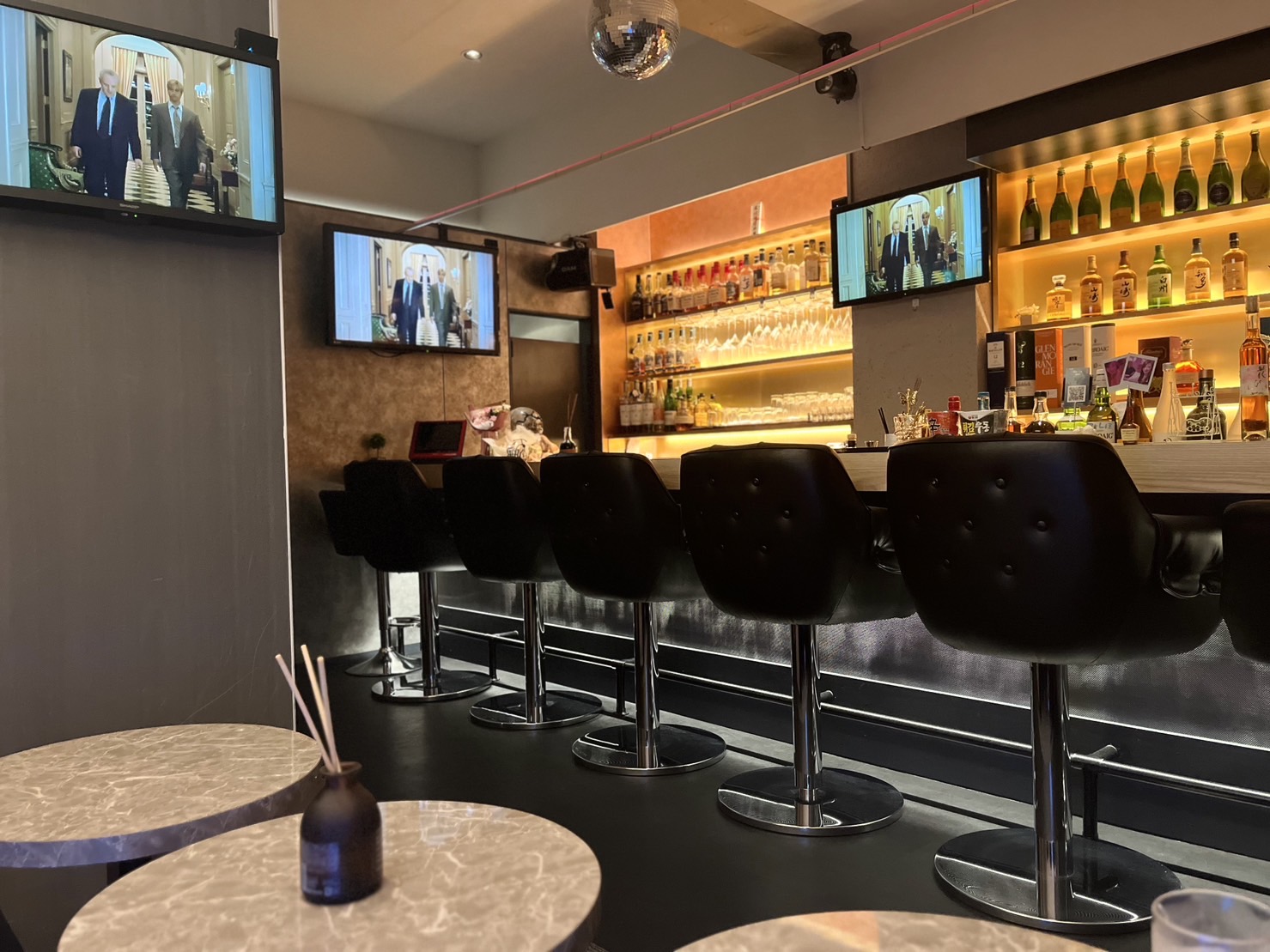 赤坂見附の隠れ家スナック「Bar Liz」—ミラーボールが輝く新規オープン