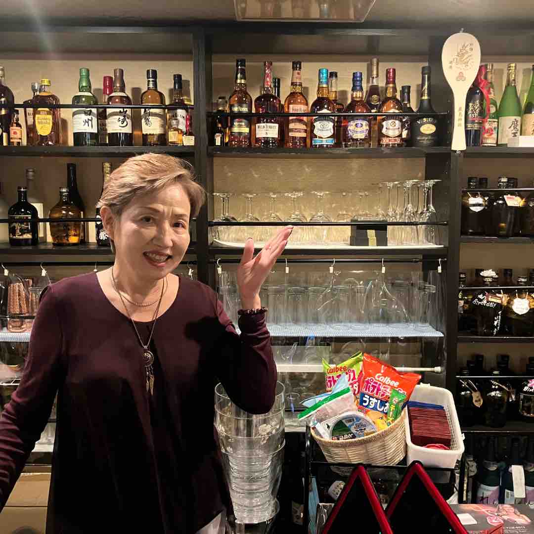 竹ノ塚駅徒歩4分！17年愛され続けるスナック「ラウンジ咲」- 名物ママ